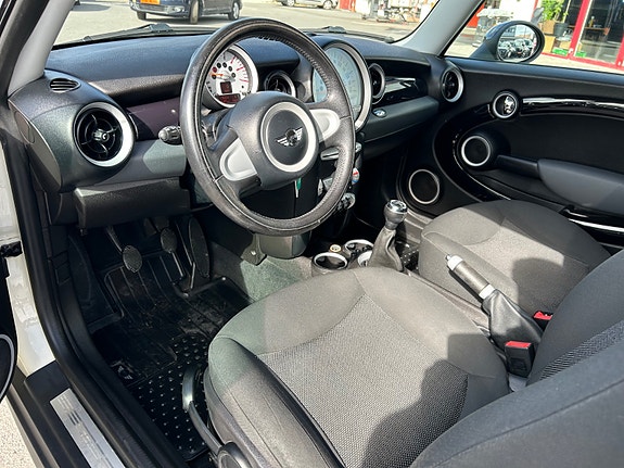 MINI Cooper 26 of 29