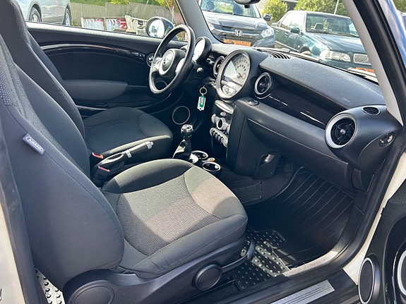 MINI Cooper 22 of 29