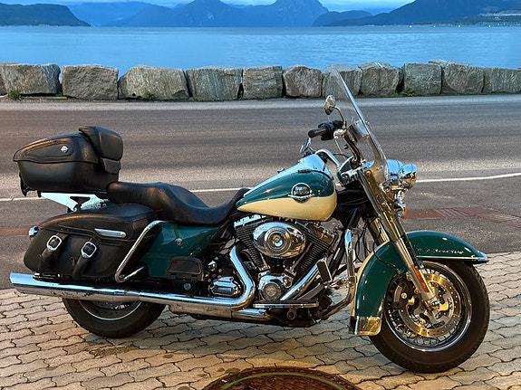 Harley-Davidson FLHRC Road King Classic 5 of 8