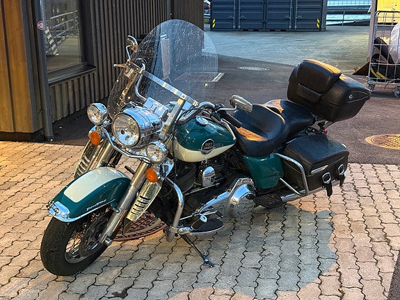 Harley-Davidson FLHRC Road King Classic 3 of 8