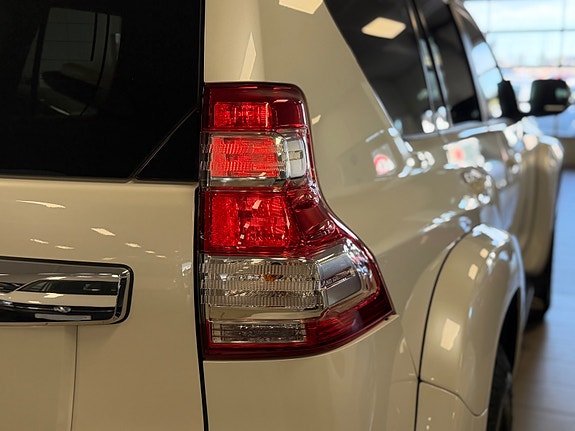 Toyota Land Cruiser 12 of 30