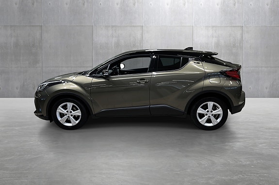 Toyota C-HR 2 of 18