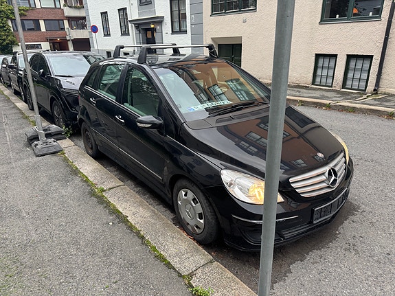 Mercedes-Benz B150 2 of 18