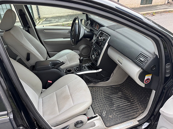 Mercedes-Benz B150 9 of 18