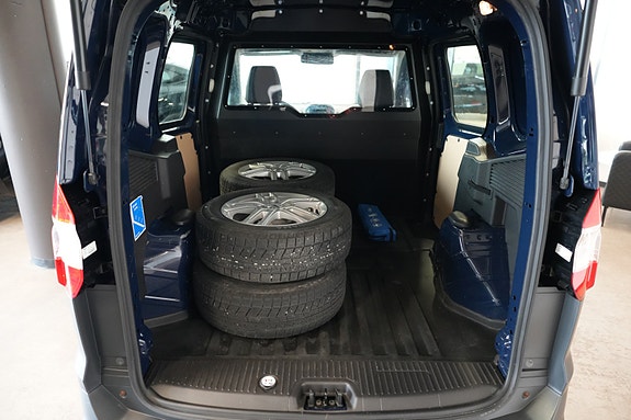 Ford Transit Courier 15 of 21