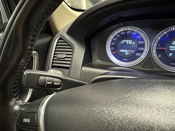 Volvo XC60 15 of 30