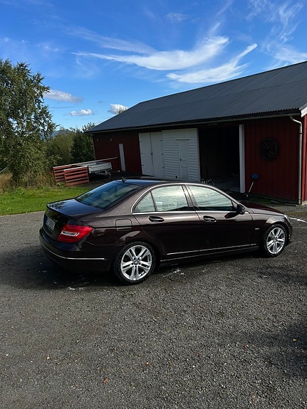 Mercedes-Benz C180 d 2 of 26