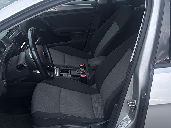 Volkswagen Golf VII 19 of 30