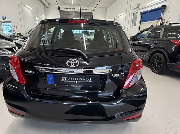 Toyota Yaris 5 of 30