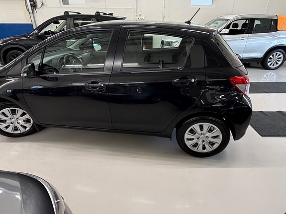 Toyota Yaris 7 of 30