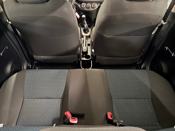 Toyota Yaris 12 of 30