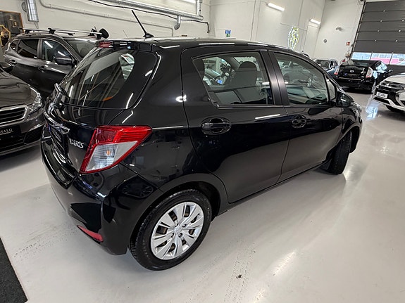 Toyota Yaris 4 of 30