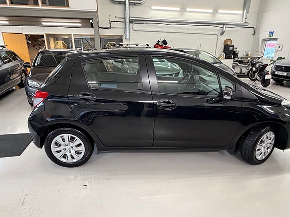 Toyota Yaris 3 of 30