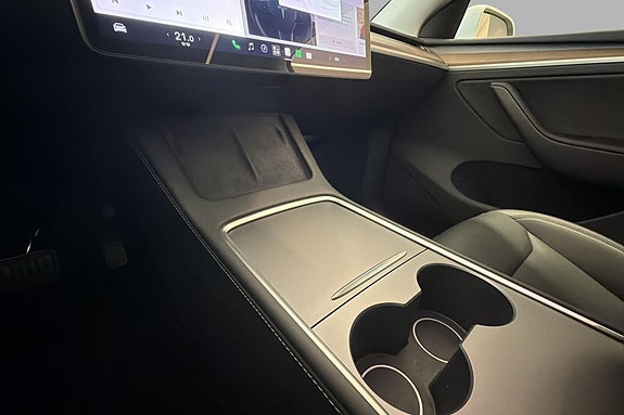 Tesla Model Y 10 of 19