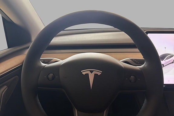 Tesla Model Y 8 of 19