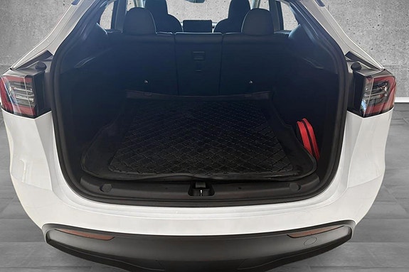 Tesla Model Y 16 of 19
