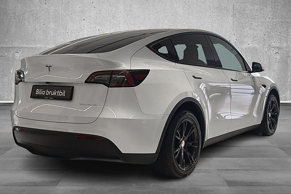 Tesla Model Y 3 of 19