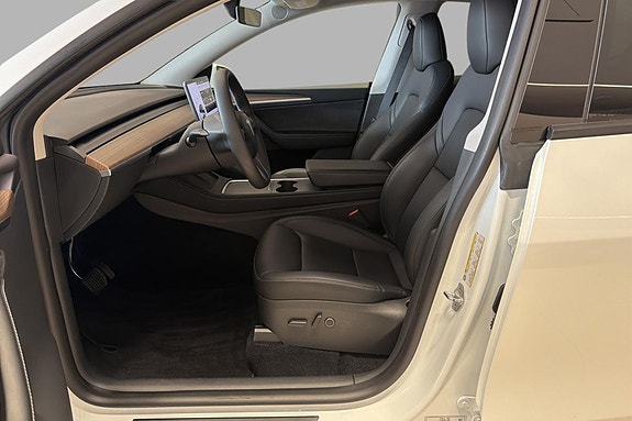 Tesla Model Y 4 of 19