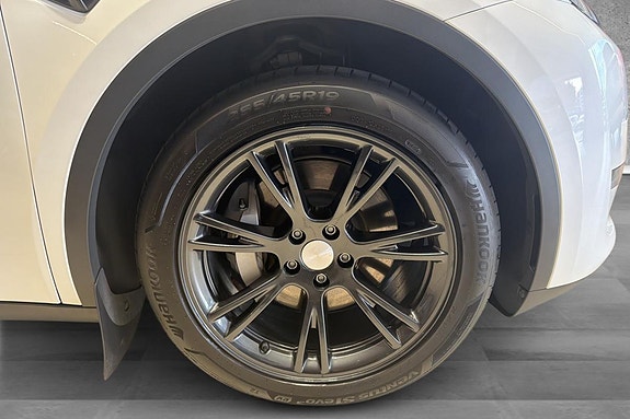 Tesla Model Y 17 of 19