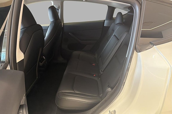 Tesla Model Y 13 of 19