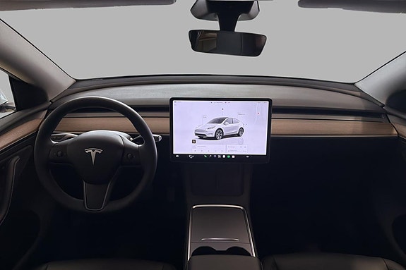 Tesla Model Y 7 of 19