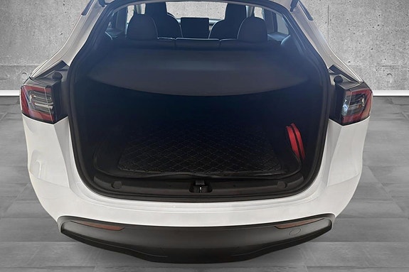 Tesla Model Y 15 of 19