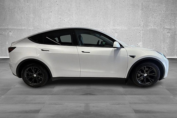Tesla Model Y 5 of 19