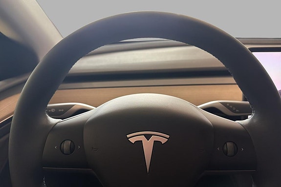 Tesla Model Y 9 of 19