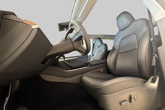 Tesla Model Y 6 of 19
