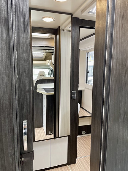 Benimar MILEO 294 //  2018 AUTOMAT – QUEENSBED | SENKESENG | SOLCELLE | SEPARAT DUSJ 9 of 29