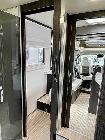 Benimar MILEO 294 //  2018 AUTOMAT – QUEENSBED | SENKESENG | SOLCELLE | SEPARAT DUSJ 12 of 29
