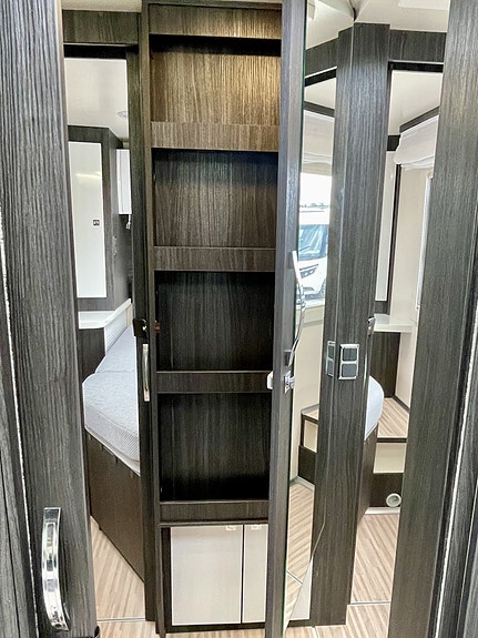 Benimar MILEO 294 //  2018 AUTOMAT – QUEENSBED | SENKESENG | SOLCELLE | SEPARAT DUSJ 13 of 29