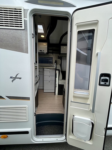 Benimar MILEO 294 //  2018 AUTOMAT – QUEENSBED | SENKESENG | SOLCELLE | SEPARAT DUSJ 3 of 29
