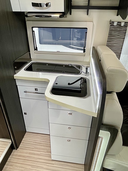 Benimar MILEO 294 //  2018 AUTOMAT – QUEENSBED | SENKESENG | SOLCELLE | SEPARAT DUSJ 10 of 29