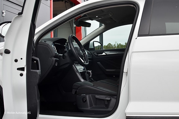 Volkswagen T-Roc 15 of 30