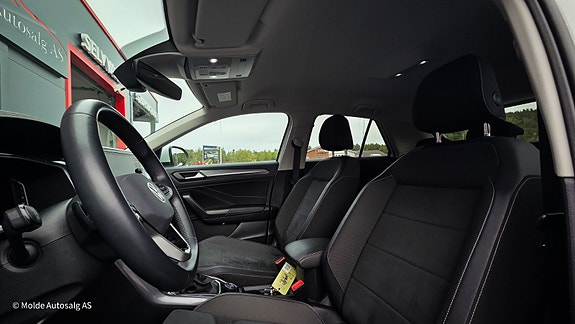 Volkswagen T-Roc 17 of 30