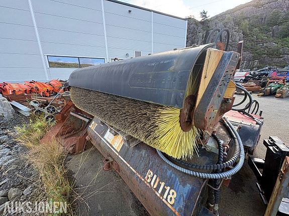 Andre 2 stk. koste-/feieaggregater – ukjent merke og CAT BU118 10 of 11