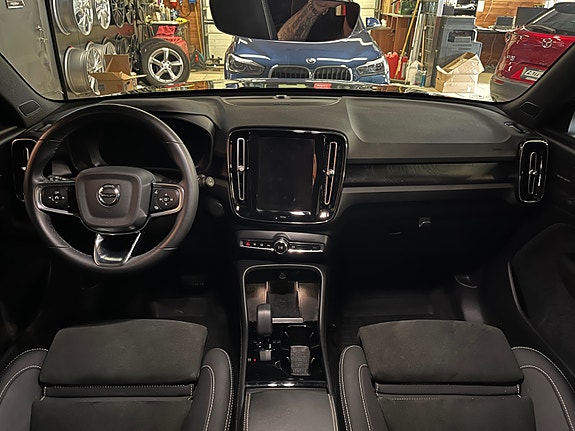 Volvo XC40 13 of 27