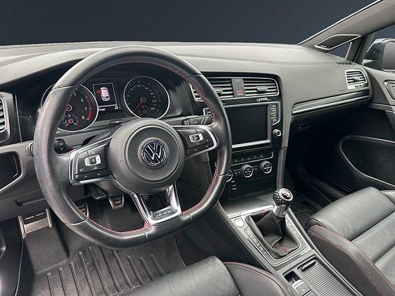 Volkswagen Golf VII 11 of 30