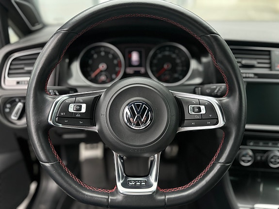 Volkswagen Golf VII 17 of 30