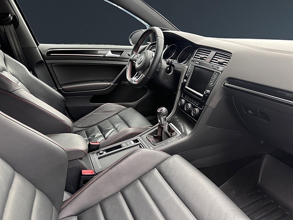 Volkswagen Golf VII 13 of 30