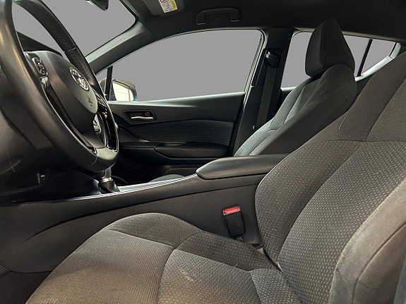 Toyota C-HR 12 of 30