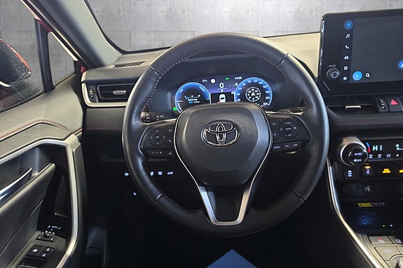 Toyota RAV4 Plug-in Hybrid 12 of 24