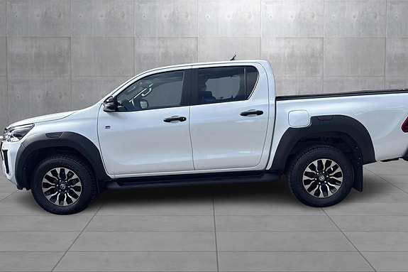Toyota HiLux 2 of 25