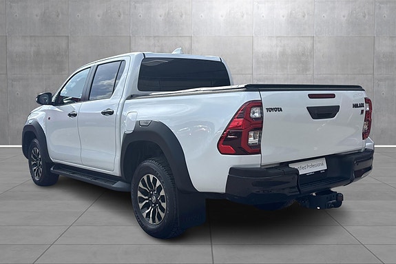 Toyota HiLux 3 of 25