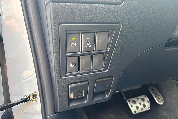 Toyota HiLux 14 of 25