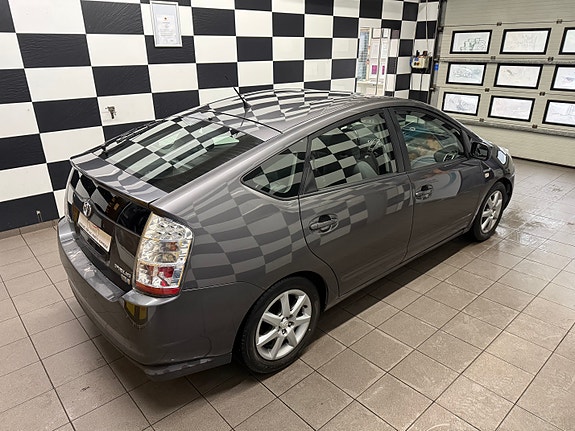 Toyota Prius 8 of 30