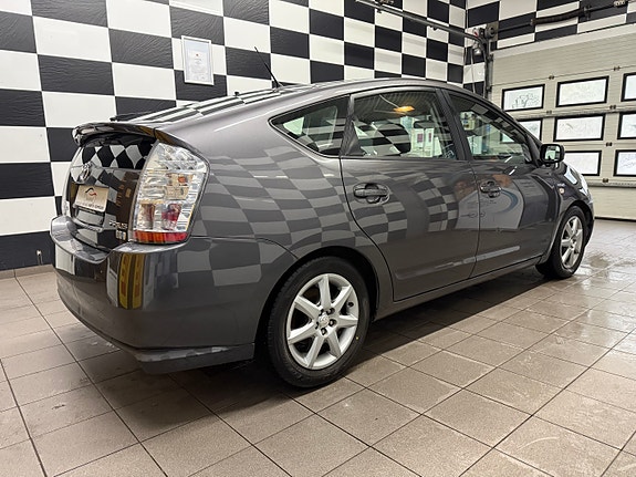 Toyota Prius 7 of 30