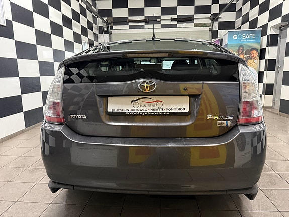 Toyota Prius 9 of 30