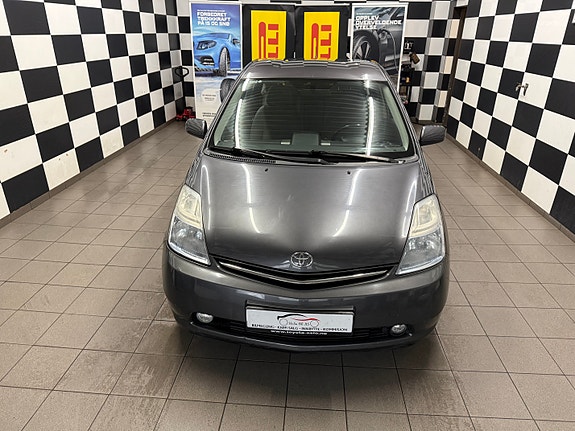 Toyota Prius 4 of 30